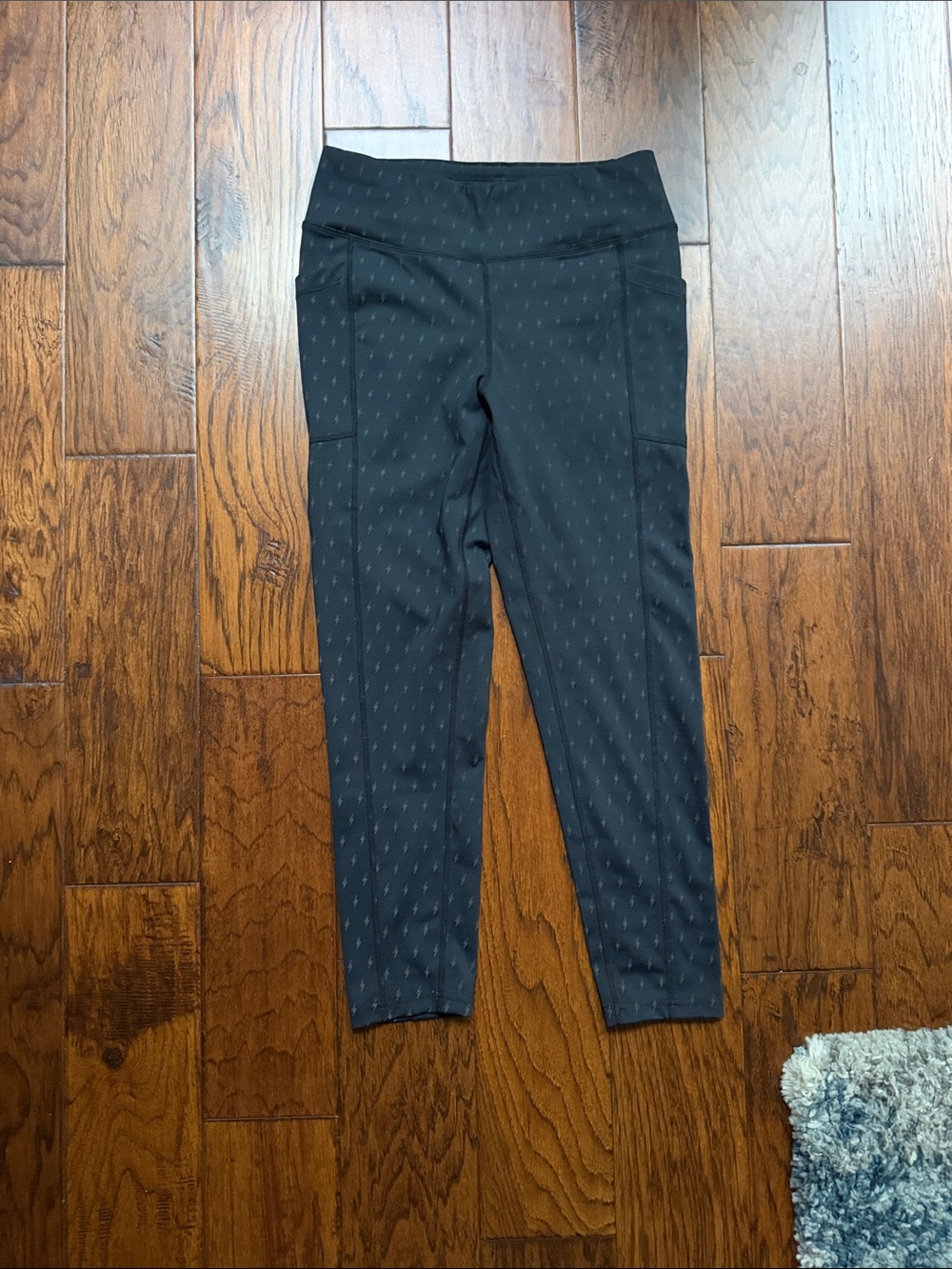 EUC Oiselle reflective leggings lightning bolts, size 8 - Picture 2 of 3